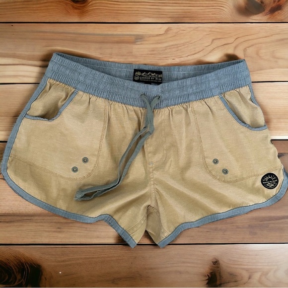 Rare United By Blue Women’s Athletic shorts size small - Picture 3 of 16